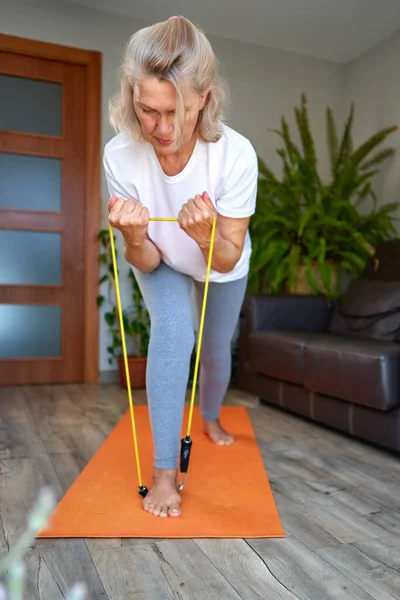 Retrato de mulher sênior exercitar-se para esportes em casa . — Fotografia de Stock