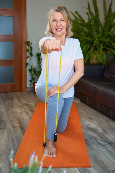 Retrato de mulher sênior exercitar-se para esportes em casa . — Fotografia de Stock