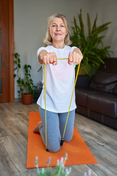 Retrato de mulher sênior exercitar-se para esportes em casa . — Fotografia de Stock