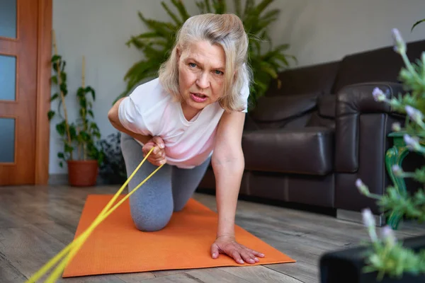 Retrato de mulher sênior exercitar-se para esportes em casa . — Fotografia de Stock