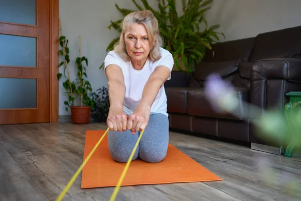 Retrato de mulher sênior exercitar-se para esportes em casa . — Fotografia de Stock