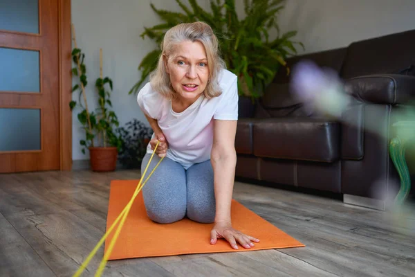 Retrato de mulher sênior exercitar-se para esportes em casa . — Fotografia de Stock