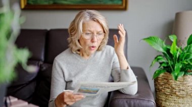 Şok oldum, kadın gazete okuyor, haberler kötü..