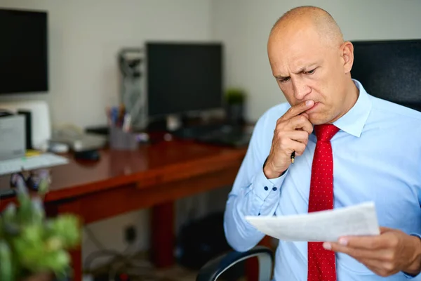 Homme en chemise bleue et cravate rouge au bureau — Photo