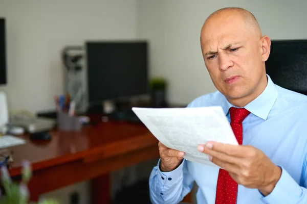 Мужчина в синей рубашке и красном галстуке в офисе — стоковое фото