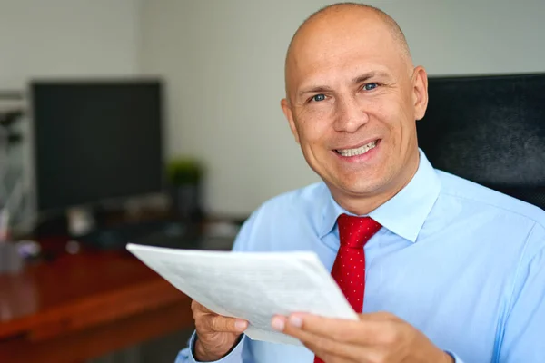 Man in blue shirt and red tie at office — Stock Photo, Image