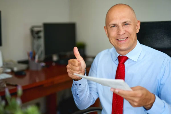 Man in blue shirt and red tie at office — Stock Photo, Image