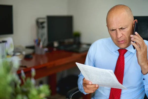 Man i blå skjorta och röd slips på kontoret — Stockfoto