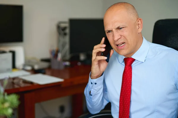 Man in blue shirt and red tie at office — Stock Photo, Image