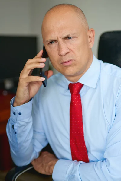 Мужчина в синей рубашке и красном галстуке в офисе — стоковое фото