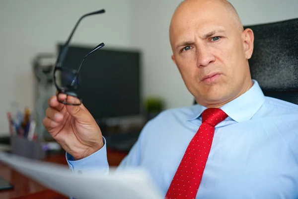 Man in blue shirt and red tie at office — Stock Photo, Image