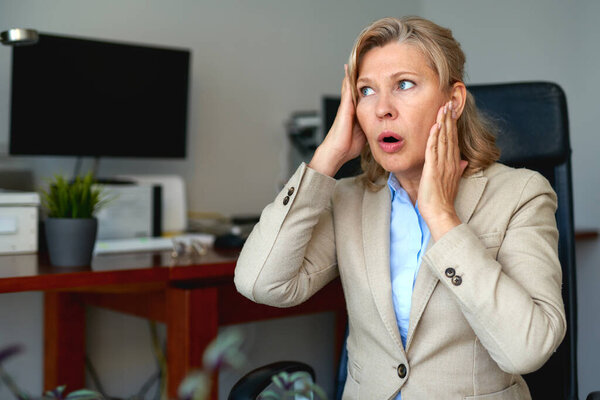 Портрет зрелой женщины-босса, работающей в офисе
