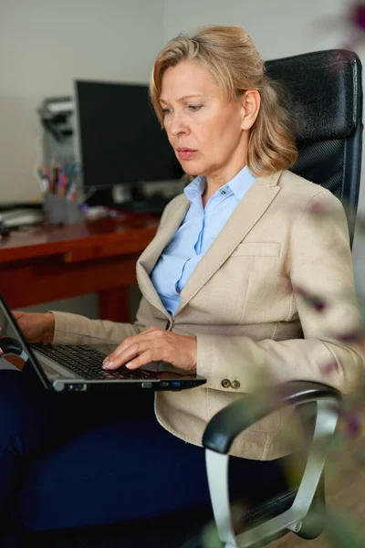 Πορτρέτο της ώριμης γυναίκας αφεντικό εργάζεται στο γραφείο — Φωτογραφία Αρχείου