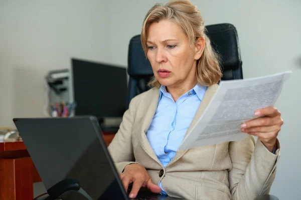 Retrato de mulher madura chefe trabalhando no escritório — Fotografia de Stock