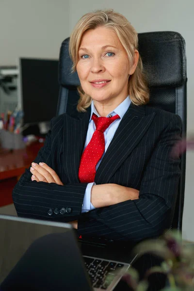 Ofiste kırmızı kravatlı olgun patron kadın portresi. — Stok fotoğraf