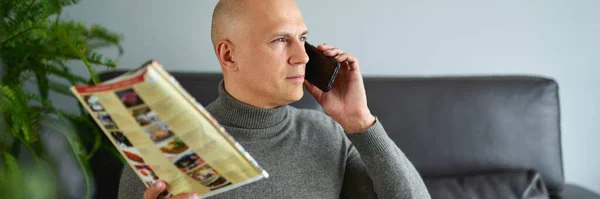 Man aan het praten op mobiele telefoon op de bank — Stockfoto