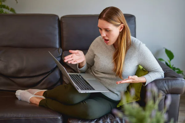 Mooie vrouw met behulp van een laptop computer thuis — Stockfoto