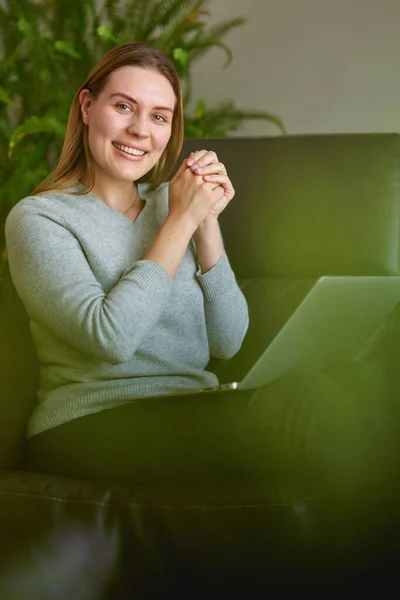 집에서 노트북 컴퓨터를 사용하는 아름다운 여성 — 스톡 사진