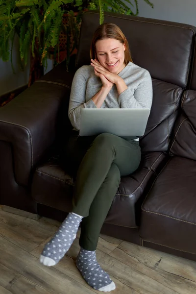 Beautiful woman using a laptop computer at home — Stock Photo, Image
