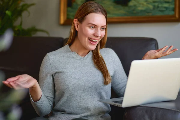 Jovem mulher bonita usando um computador portátil em casa — Fotografia de Stock