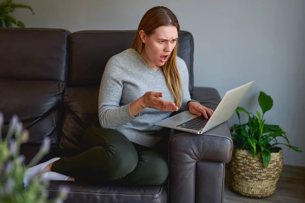 Hermosa mujer usando una computadora portátil en casa — Foto de Stock