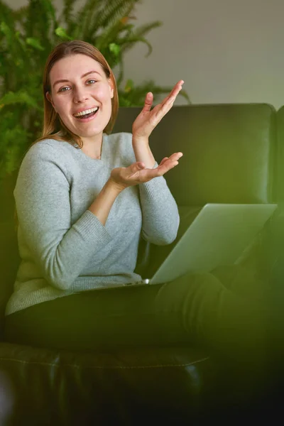 집에서 노트북 컴퓨터를 사용하는 아름다운 여성 — 스톡 사진