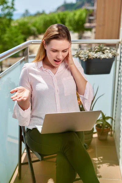 Jovem mulher bonita usando um computador portátil em casa — Fotografia de Stock