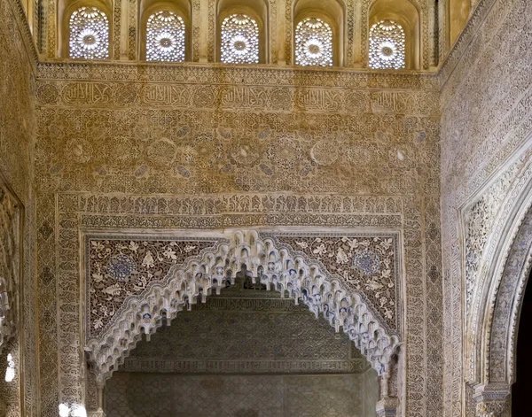 Interior de Alhambra Granada: arabescos em torno de uma passagem — Fotografia de Stock