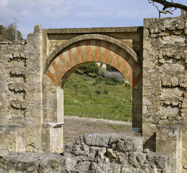 Arch ile kırsal görünümü — Stok fotoğraf