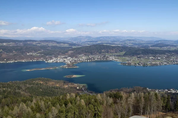 Woerthersee lago e una bella cittadina Poertschach — Foto Stock