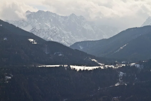 Snow valley i klify w Alpy Julijskie — Zdjęcie stockowe