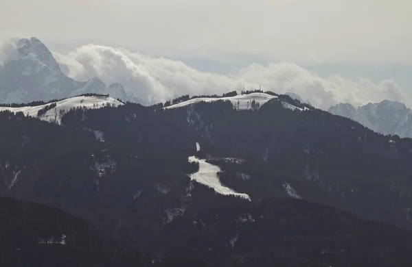 Vallée des neiges et falaises des Alpes Juliennes — Photo