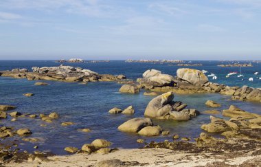 Atlantik Okyanusu kıyısında Meneham, Brittany yakınındaki