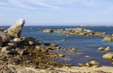 Atlantik Okyanusu kıyısında Meneham, Brittany yakınındaki