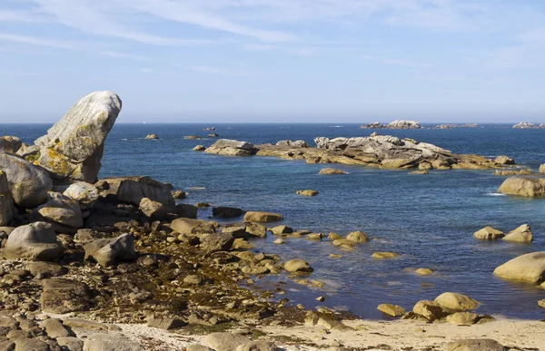 De kust van de Atlantische Oceaan in de buurt van Meneham, Bretagne — Stockfoto