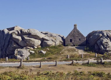 Meneham lanet kayaların arasında nestled