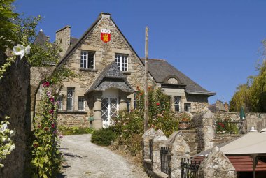 Dinan müdür ile büyüleyici taş yazlık