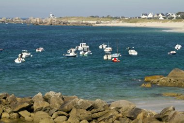 Atlantik Okyanusu kıyısında Meneham, Brittany yakınındaki