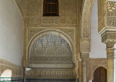 Alhambra Granada iç: Arabesk bir geçit çevresinde 