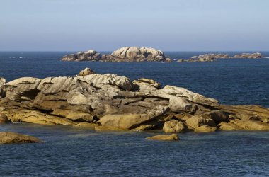 Atlantik Okyanusu kıyısında Meneham, Brittany yakınındaki