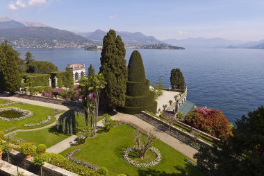 Isola Bella 'nın çiçek açan bahçeleri ve Maggiore Gölü manzarası