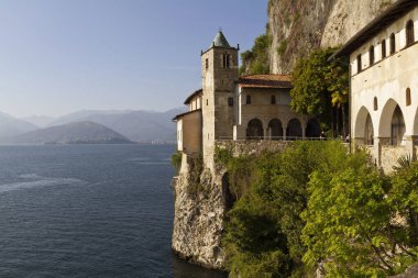 Santa Caterina del Sasso 'nun inzivası, Maggiore Gölü' ne bakan bir uçurumun üzerine inşa edildi.