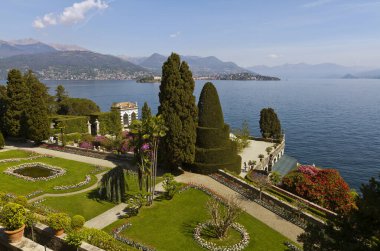 Isola Bella'nın çiçek açan bahçeleri ve Maggior Gölü manzarası