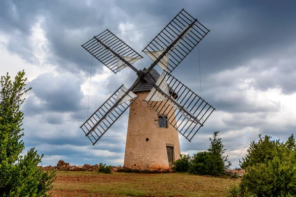 Windmill inLa Couvertoirade a Medieval town in Aveyron, France — Stock Photo, Image