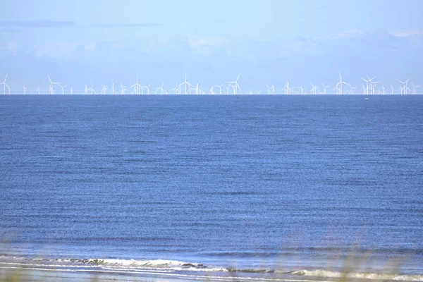 Offshore-Windpark in der Nordsee vom Strand aus gesehen — Stockfoto