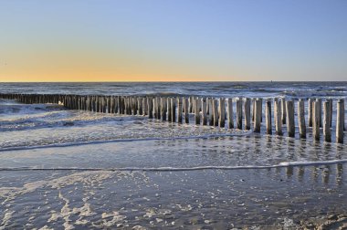 Vlissingen Hollanda 'da bir kış kumsalında dalgalar