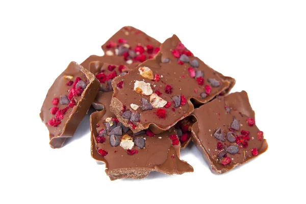Schokolade mit getrockneten Himbeeren und Haselnussstücken — Stockfoto