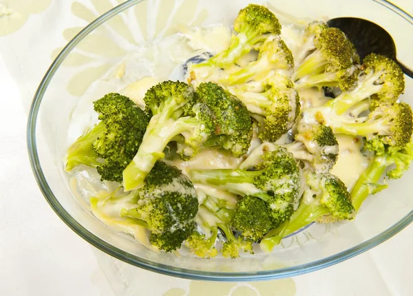 Brócolis no prato resistente ao calor — Fotografia de Stock