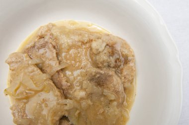 Beyaz porselen kase içinde dana eti