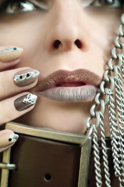 Makeup and manicure brown chain. — Stock Photo, Image
